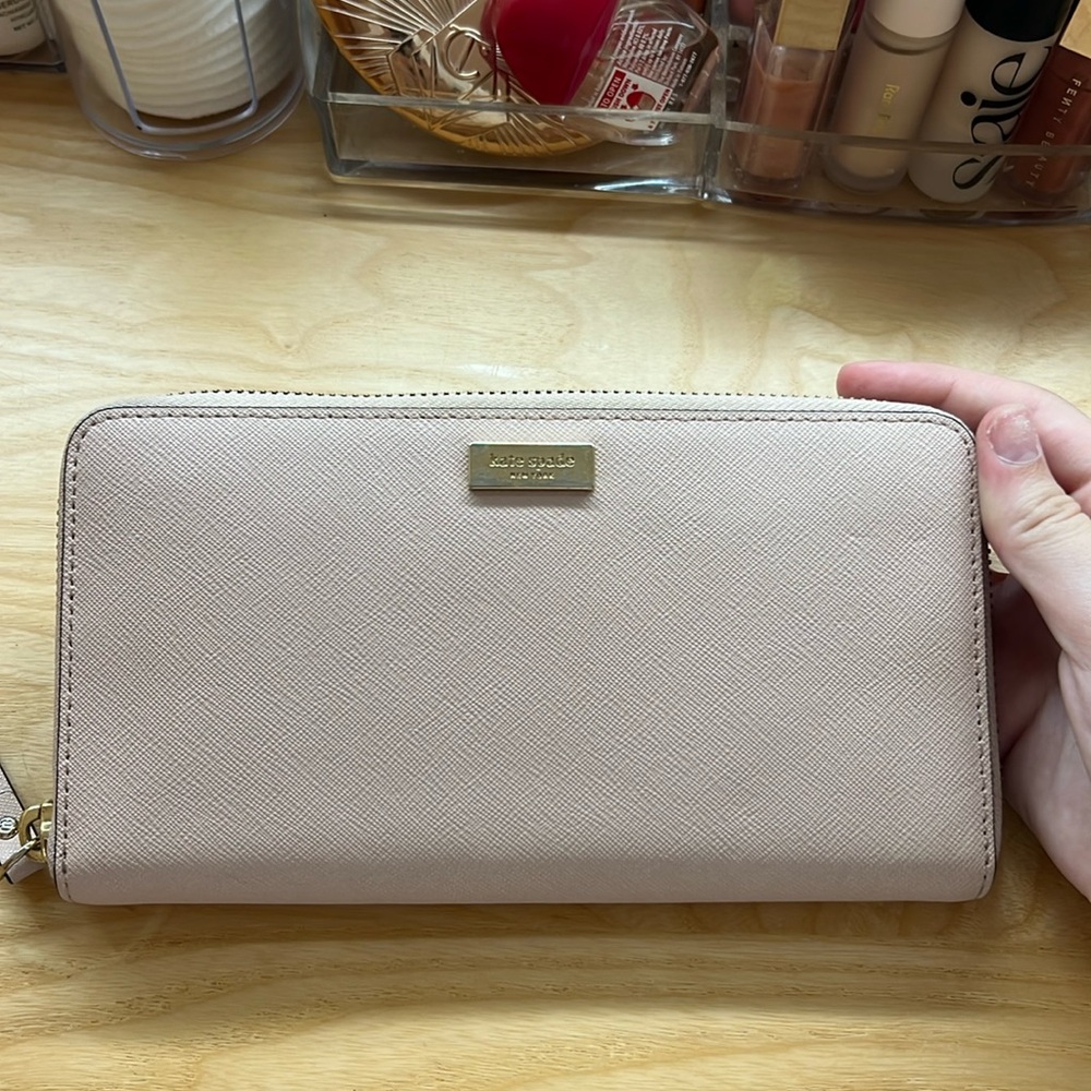 KATE SPADE dusty pink wallet.